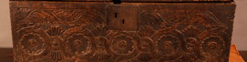 A 17TH CENTURY DEED BOX IN OAK CARVED - ADDITIONAL PHOTO 1