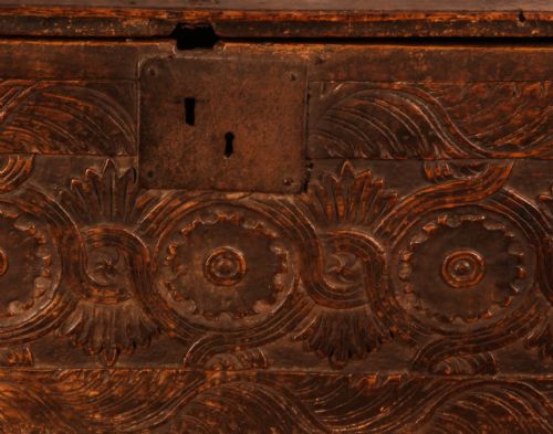 A 17TH CENTURY DEED BOX IN OAK CARVED - ADDITIONAL PHOTO 2