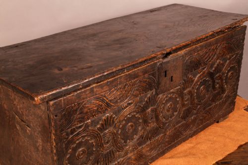 A 17TH CENTURY DEED BOX IN OAK CARVED - ADDITIONAL PHOTO 4