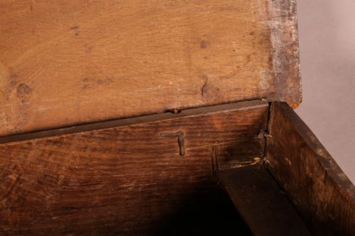 A 17TH CENTURY DEED BOX IN OAK CARVED - ADDITIONAL PHOTO 5