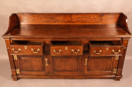 A GOOD GEORGIAN SERVING DRESSER IN OAK - ADDITIONAL PHOTO 5