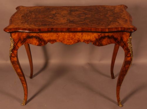 a good card table in figured burr walnut - CATEGORY: ANTIQUE TABLES - DATED 19TH CENTURY