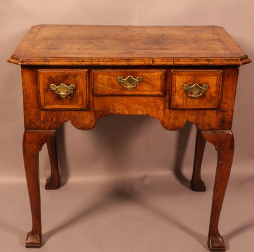 a george i english walnut low boy - CATEGORY: ANTIQUE FURNITURE - DATED 18TH CENTURY