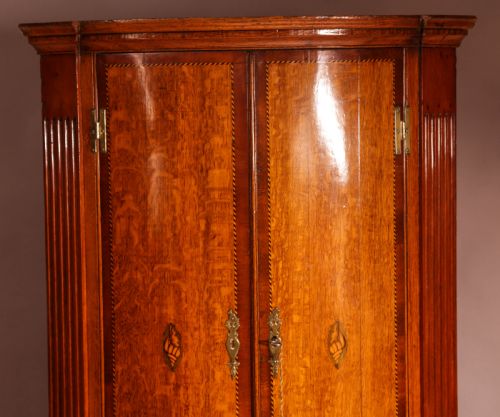 A SUPER BOW FRONT CORNER CUPBOARD IN OAK - ADDITIONAL PHOTO 1