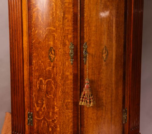 A SUPER BOW FRONT CORNER CUPBOARD IN OAK - ADDITIONAL PHOTO 3