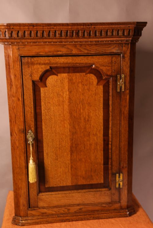 AN 18TH CENTURY OAK CORNER CUPBOARD - ADDITIONAL PHOTO 1