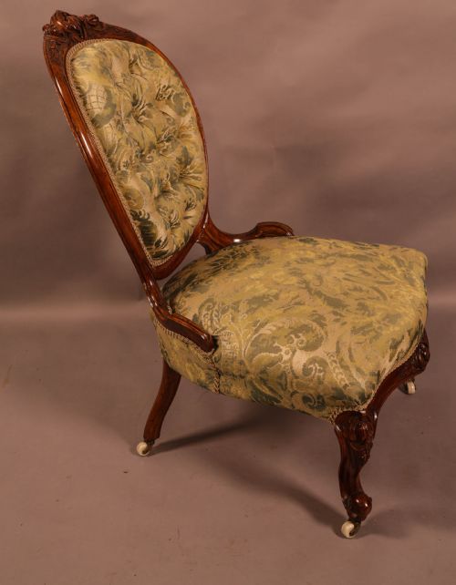 A GOOD VICTORIAN NURSING CHAIR IN SOLID WALNUT - ADDITIONAL PHOTO 1