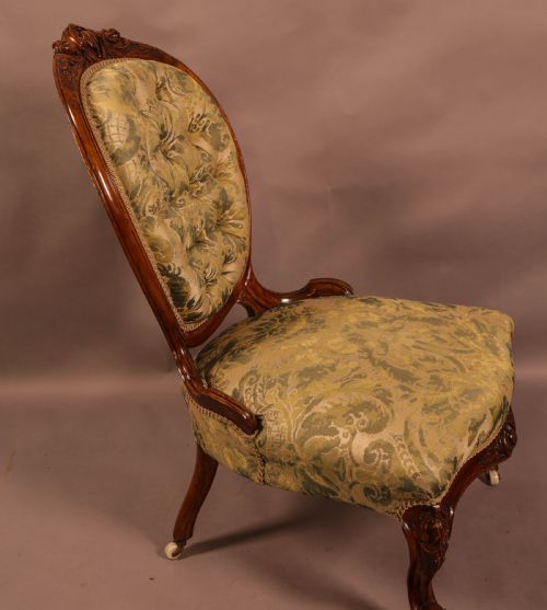 A GOOD VICTORIAN NURSING CHAIR IN SOLID WALNUT - ADDITIONAL PHOTO 2