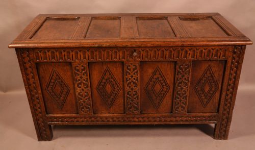 a good 17th century oak coffer - CATEGORY: ANTIQUE CHESTS - DATED 17TH CENTURY