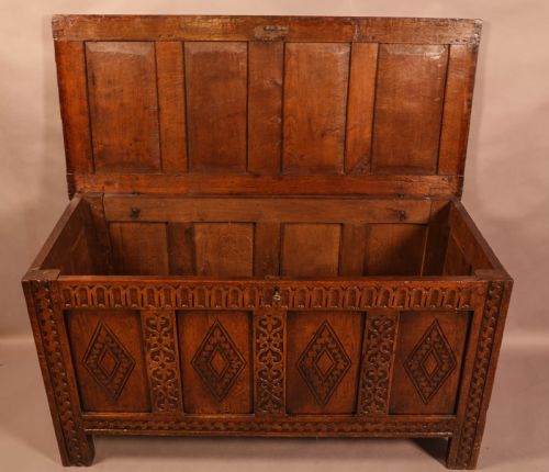A GOOD 17TH CENTURY OAK COFFER - ADDITIONAL PHOTO 2