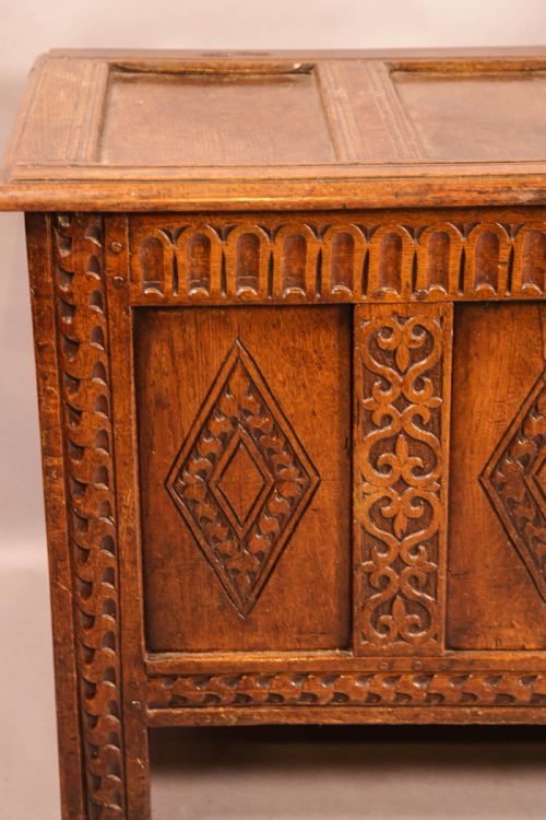 A GOOD 17TH CENTURY OAK COFFER - ADDITIONAL PHOTO 5