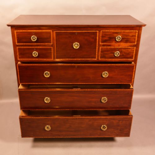 A MASSIVE LATE VICTORIAN CHEST OF DRAWERS IN MAHOGANY - ADDITIONAL PHOTO 6