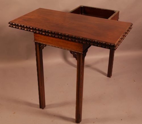 A GOOD QUALITY LATE VICTORIAN GAMES TABLE IN MAHOGANY - ADDITIONAL PHOTO 4