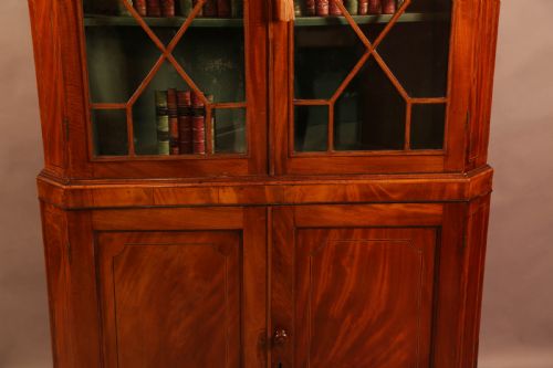 AN 18TH CENTURY MAHOGANY FULL HEIGHT CORNER CUPBOARD - ADDITIONAL PHOTO 2