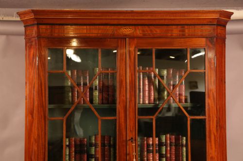 AN 18TH CENTURY MAHOGANY FULL HEIGHT CORNER CUPBOARD - ADDITIONAL PHOTO 3