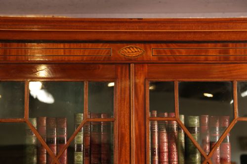 AN 18TH CENTURY MAHOGANY FULL HEIGHT CORNER CUPBOARD - ADDITIONAL PHOTO 4