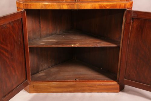 AN 18TH CENTURY MAHOGANY FULL HEIGHT CORNER CUPBOARD - ADDITIONAL PHOTO 6