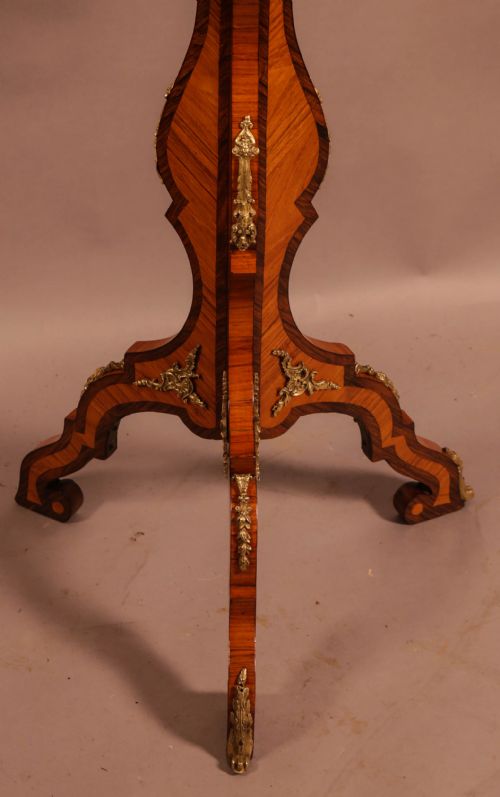 A FRENCH OCASIONAL TABLE IN KING WOOD AND ROSEWOOD INLAID - ADDITIONAL PHOTO 2