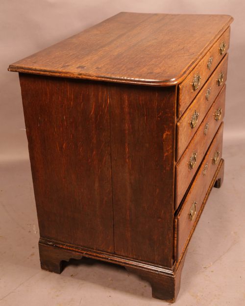 AN 18TH CENTURY OAK CHEST OF DRAWERS - ADDITIONAL PHOTO 1