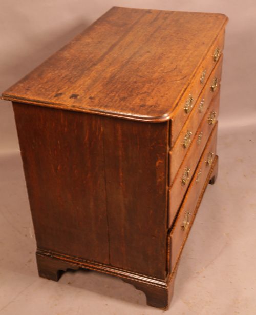 AN 18TH CENTURY OAK CHEST OF DRAWERS - ADDITIONAL PHOTO 2