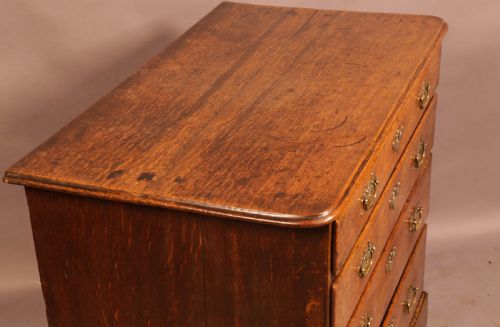 AN 18TH CENTURY OAK CHEST OF DRAWERS - ADDITIONAL PHOTO 4