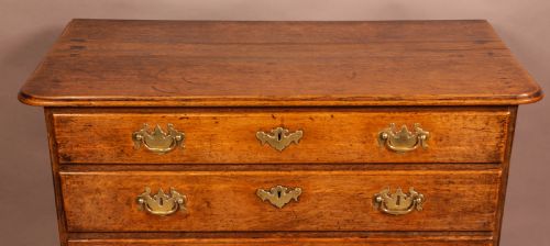 AN 18TH CENTURY OAK CHEST OF DRAWERS - ADDITIONAL PHOTO 5