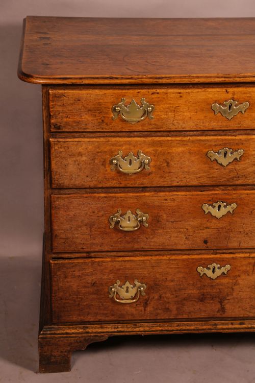 AN 18TH CENTURY OAK CHEST OF DRAWERS - ADDITIONAL PHOTO 6