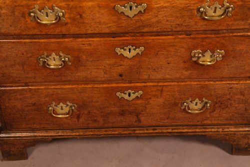 AN 18TH CENTURY OAK CHEST OF DRAWERS - ADDITIONAL PHOTO 7