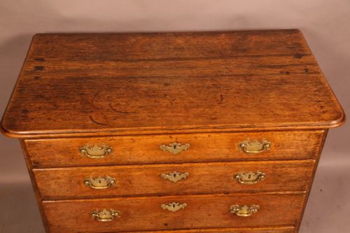 AN 18TH CENTURY OAK CHEST OF DRAWERS - ADDITIONAL PHOTO 8