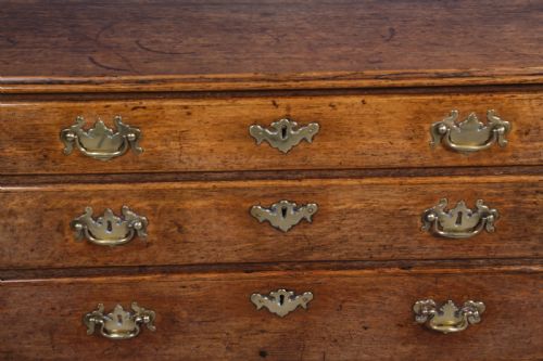 AN 18TH CENTURY OAK CHEST OF DRAWERS - ADDITIONAL PHOTO 9