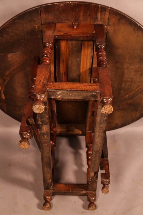 A GOOD 17TH CENTURY GATE LEG DINING TABLE IN OAK AND WALNUT - ADDITIONAL PHOTO 7