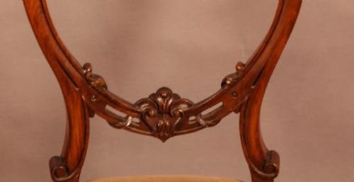 A GOOD SET OF 6 VICTORIAN DINING CHAIRS IN WALNUT - ADDITIONAL PHOTO 6