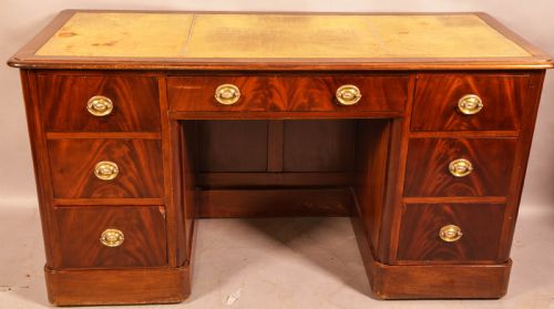 a victorian pedestal desk in mahogany - CATEGORY: ANTIQUE DESKS - DATED VICTORIAN