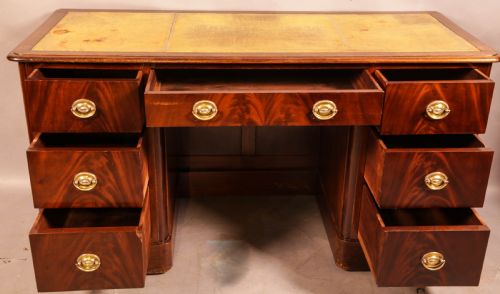 A VICTORIAN PEDESTAL DESK IN MAHOGANY - ADDITIONAL PHOTO 1