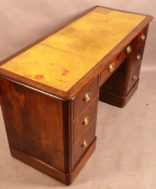 A VICTORIAN PEDESTAL DESK IN MAHOGANY - ADDITIONAL PHOTO 2