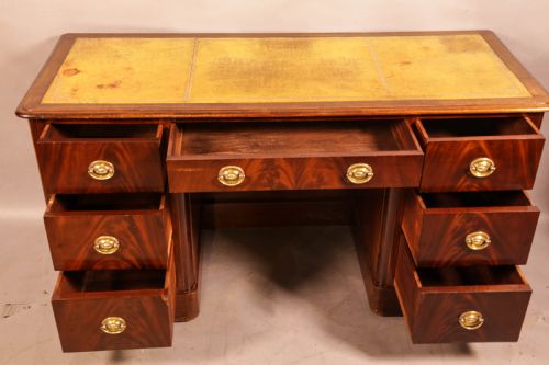 A VICTORIAN PEDESTAL DESK IN MAHOGANY - ADDITIONAL PHOTO 3