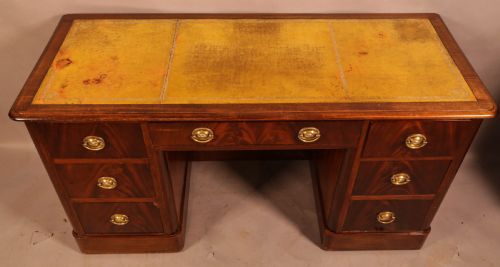 A VICTORIAN PEDESTAL DESK IN MAHOGANY - ADDITIONAL PHOTO 4