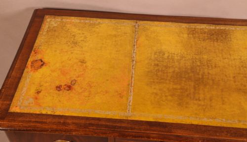 A VICTORIAN PEDESTAL DESK IN MAHOGANY - ADDITIONAL PHOTO 5