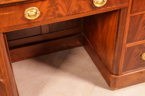 A VICTORIAN PEDESTAL DESK IN MAHOGANY - ADDITIONAL PHOTO 7