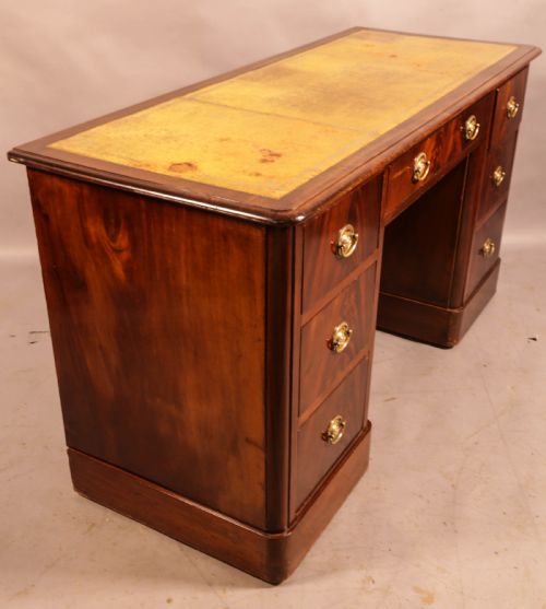 A VICTORIAN PEDESTAL DESK IN MAHOGANY - ADDITIONAL PHOTO 8