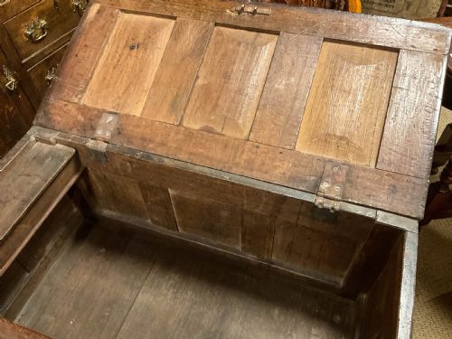 A 17TH CENTURY OAK COFFER - ADDITIONAL PHOTO 2