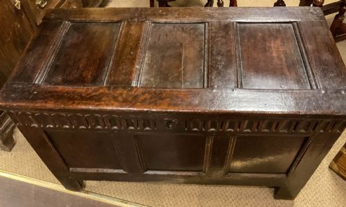 A 17TH CENTURY OAK COFFER - ADDITIONAL PHOTO 3