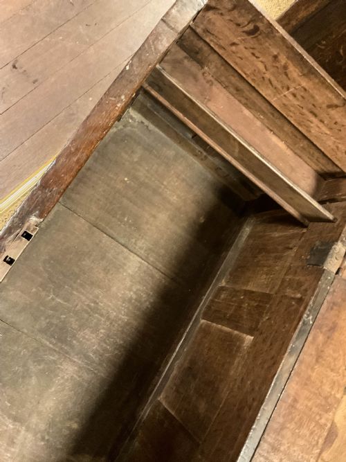 A 17TH CENTURY OAK COFFER - ADDITIONAL PHOTO 4