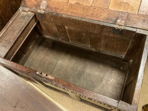 A 17TH CENTURY OAK COFFER - ADDITIONAL PHOTO 5