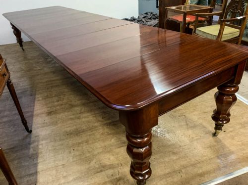 a very large victorian extending dining table in mahogany seat 1214 - CATEGORY: ANTIQUE TABLES - DATED VICTORIAN