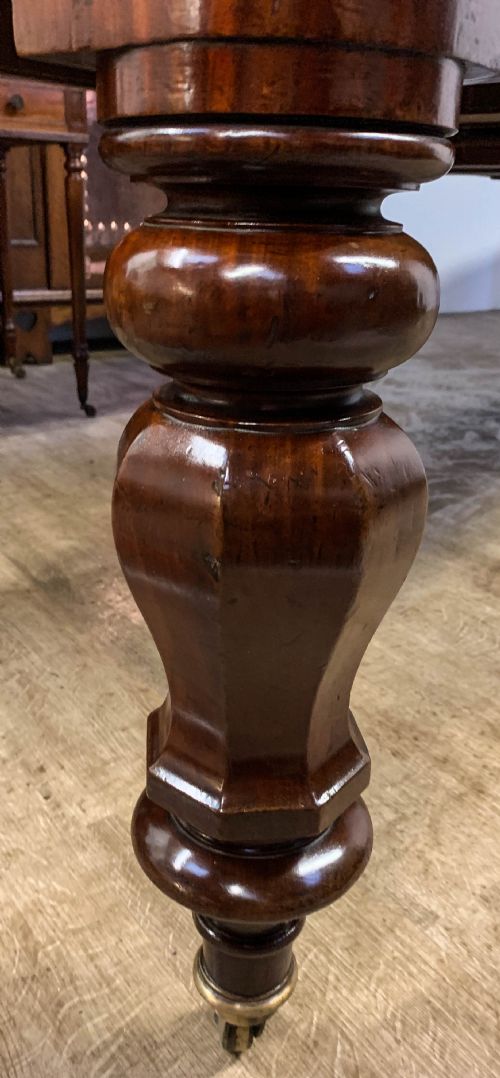 A VERY LARGE VICTORIAN EXTENDING DINING TABLE IN MAHOGANY SEAT 1214 - ADDITIONAL PHOTO 1