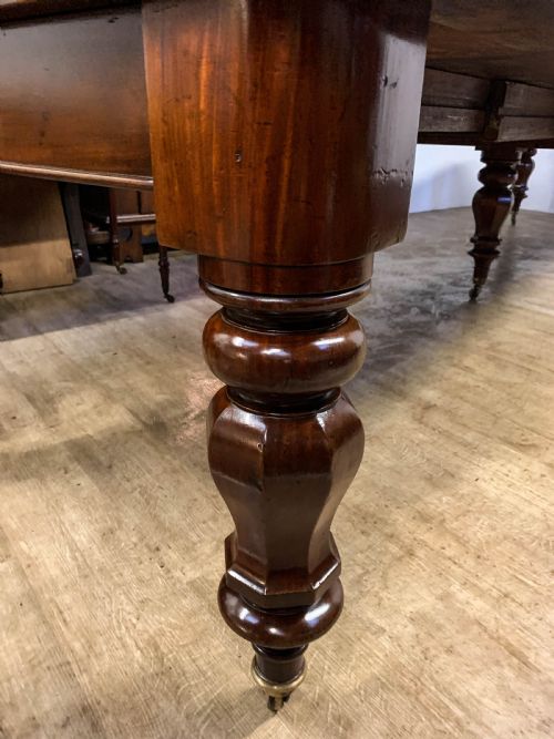 A VERY LARGE VICTORIAN EXTENDING DINING TABLE IN MAHOGANY SEAT 1214 - ADDITIONAL PHOTO 3