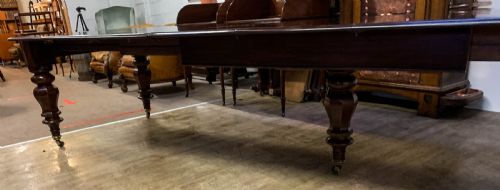A VERY LARGE VICTORIAN EXTENDING DINING TABLE IN MAHOGANY SEAT 1214 - ADDITIONAL PHOTO 5