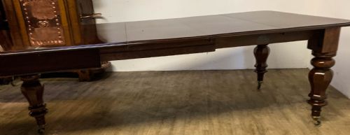 A VERY LARGE VICTORIAN EXTENDING DINING TABLE IN MAHOGANY SEAT 1214 - ADDITIONAL PHOTO 6