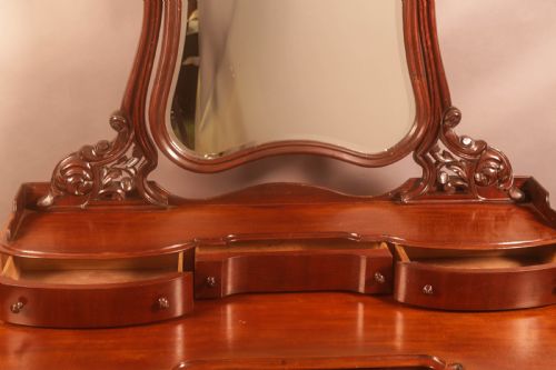 A VICTORIAN DUCHESS DRESSING TABLE IN MAHOGANY - ADDITIONAL PHOTO 3